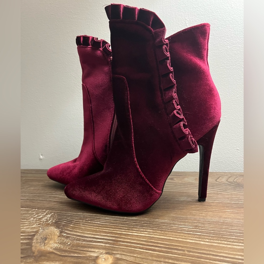 JustFab Latrice Bootie in Bordeaux Velvet Burgundy Stiletto Heels Size 7.5 US